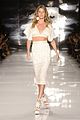 gisele bundchen cheered by tom brady at colcci fashion show 03