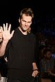gisele bundchen cheered by tom brady at colcci fashion show 04