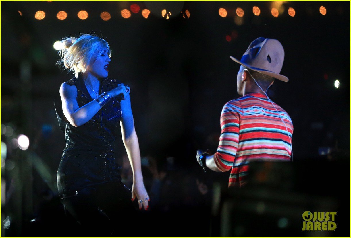 Gwen Stefani Performs 'Hollaback Girl' with Pharrell Williams at