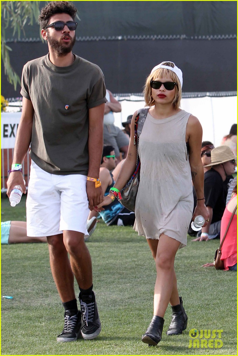 Divergent�s Zoe Kravitz Holds Hands with Noah Becker at