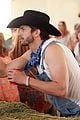 ashton kutcher hillbilly stagecoach festival pregnant mila kunis 04