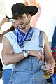 ashton kutcher hillbilly stagecoach festival pregnant mila kunis 06