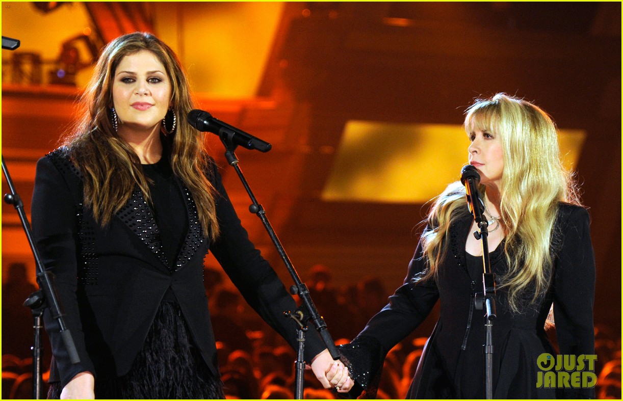 Stevie Nicks & Lady Antebellum Perform Together at ACM Awards 2014(01)