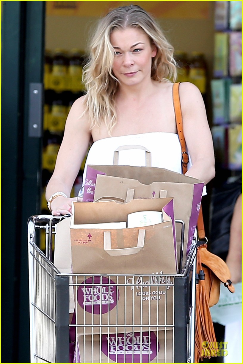 photo-leann-rimes-daisy-dukes-get-us-excited-for-summer-02-photo