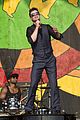 robin thicke strums microphone stand like a guitar 03