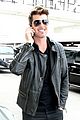 robin thicke strums microphone stand like a guitar 04