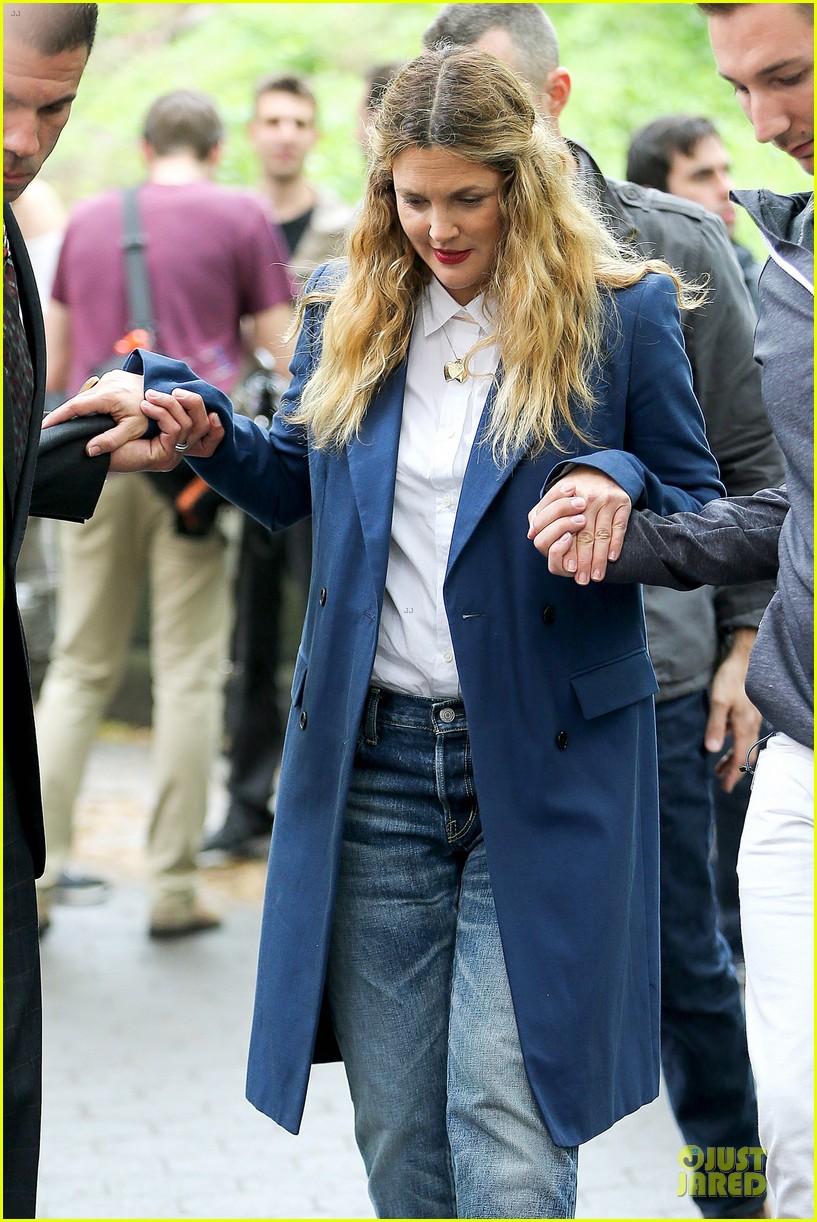 Drew Barrymore & Jimmy Fallon Switch Lips to Sing 'Grease' Watch Now