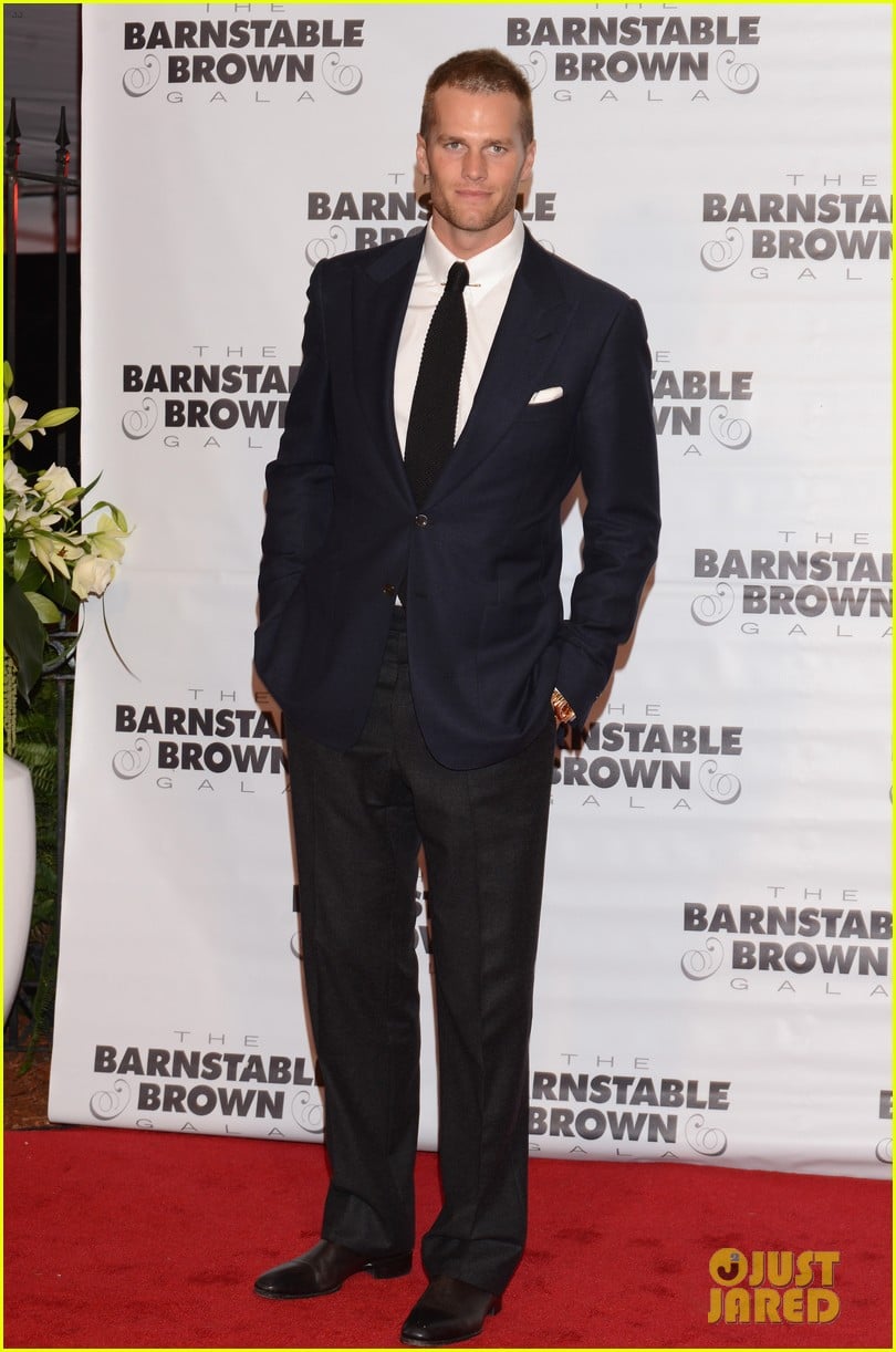 Tom Brady & Stephen Amell Add Hunk Factor to Kentucky Derby! Photo