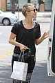 julianne hough and boyfriend brooks laich make a smoothie stop23