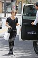 julianne hough and boyfriend brooks laich make a smoothie stop35