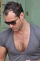 jude law flaunts his muscles in low cut t shirt 02