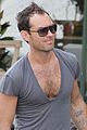 jude law flaunts his muscles in low cut t shirt 03