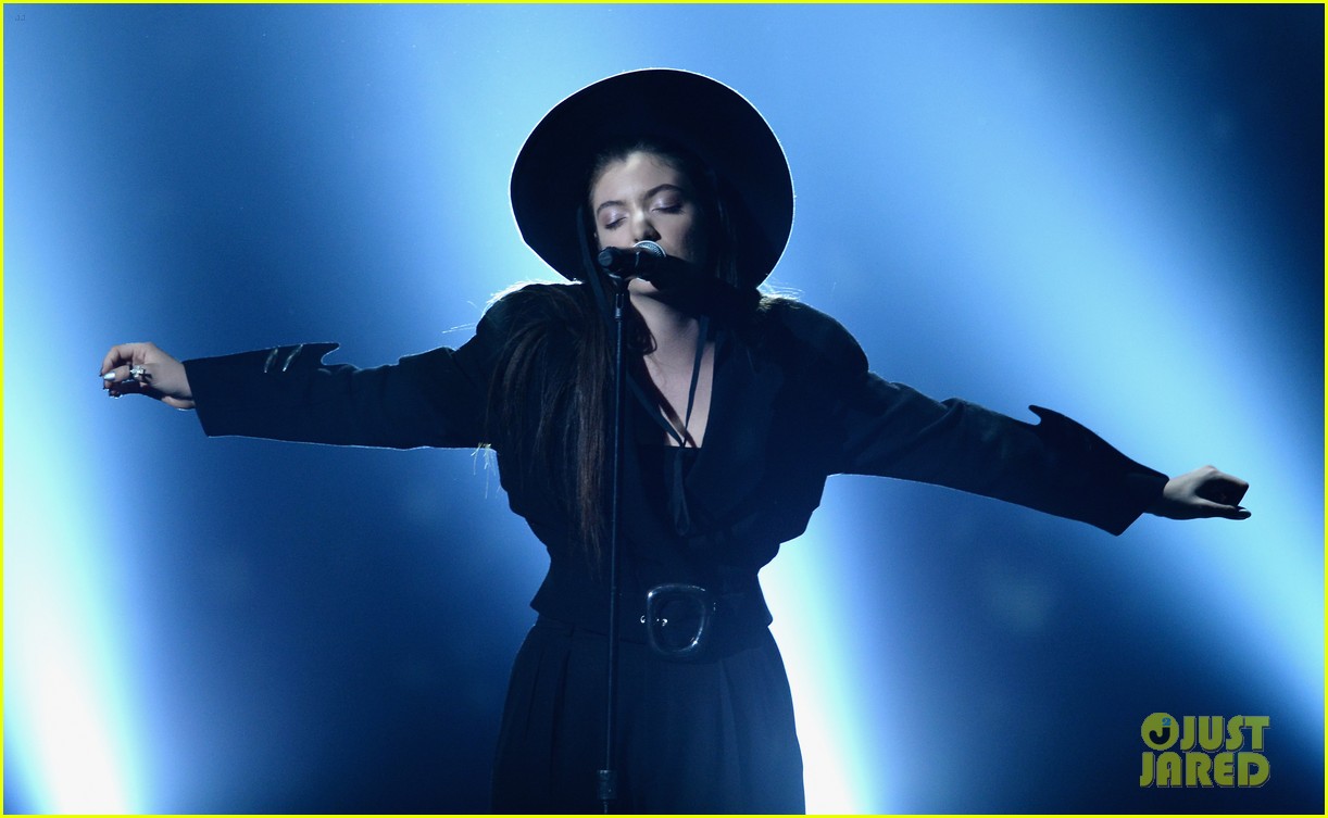 Lorde Performs 'Tennis Court' at Billboard Music Awards 2014! (Video