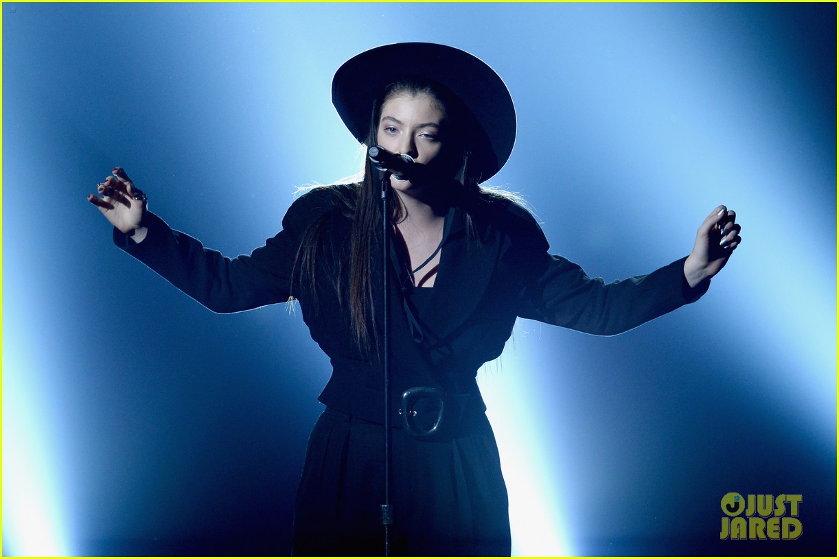 Lorde Performs 'Tennis Court' at Billboard Music Awards 2014! (Video
