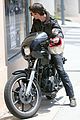 olivier martinez carrys motorcycle purse like a purse 03