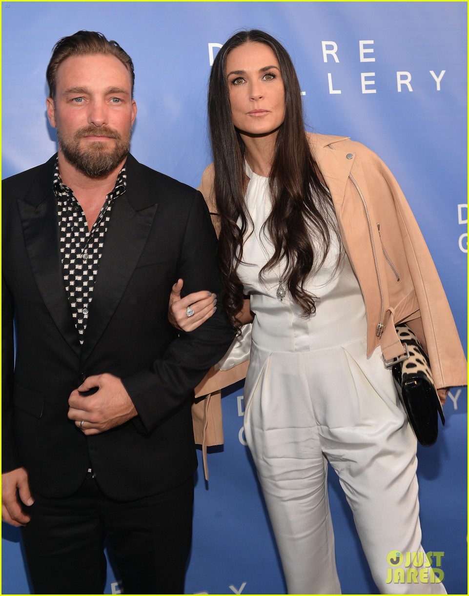 Full Sized Photo of demi moore brings along boyfriend sean friday to galler...