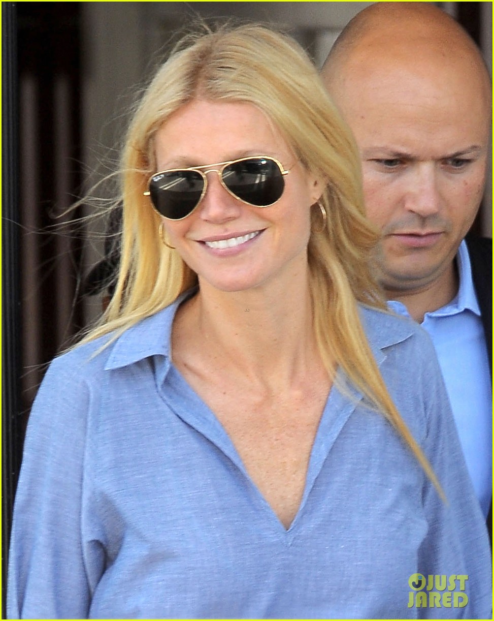 Paltrow Writes Blog Post to 'End the Mommy Wars' Photo 3110408(02)