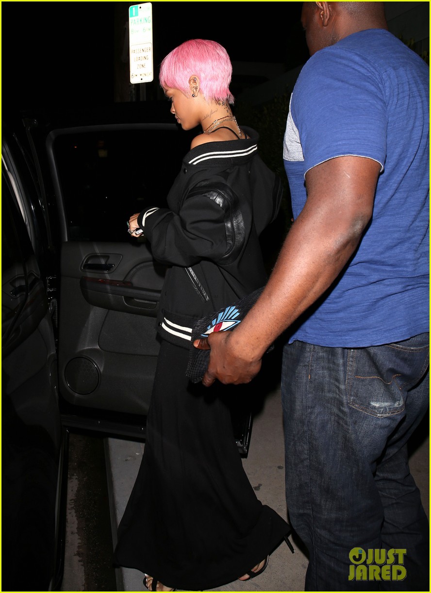 Rihanna I Do Not Have an Instagram Account! Photo 3117153 Rihanna Photos Just Jared