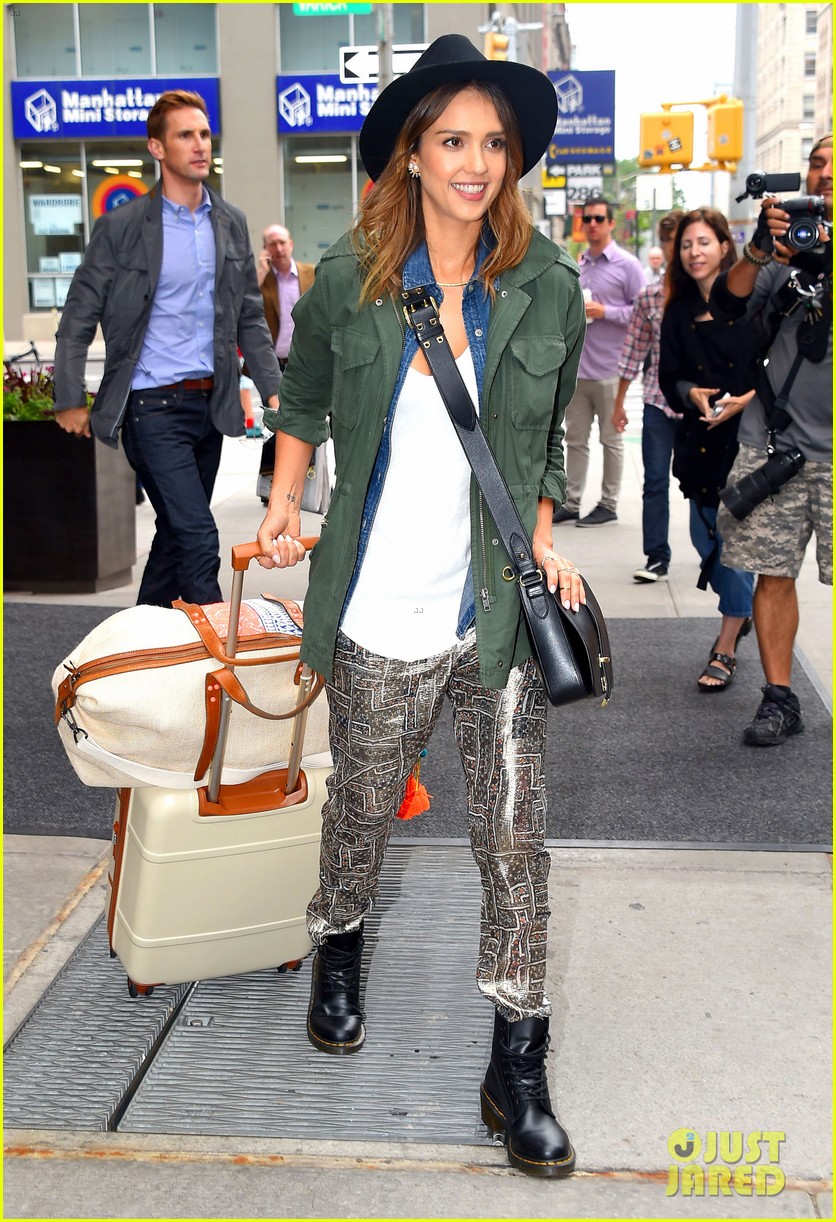 Jessica Alba Raves About Zach Braff's 'Bullets Over Broadway'!: Photo