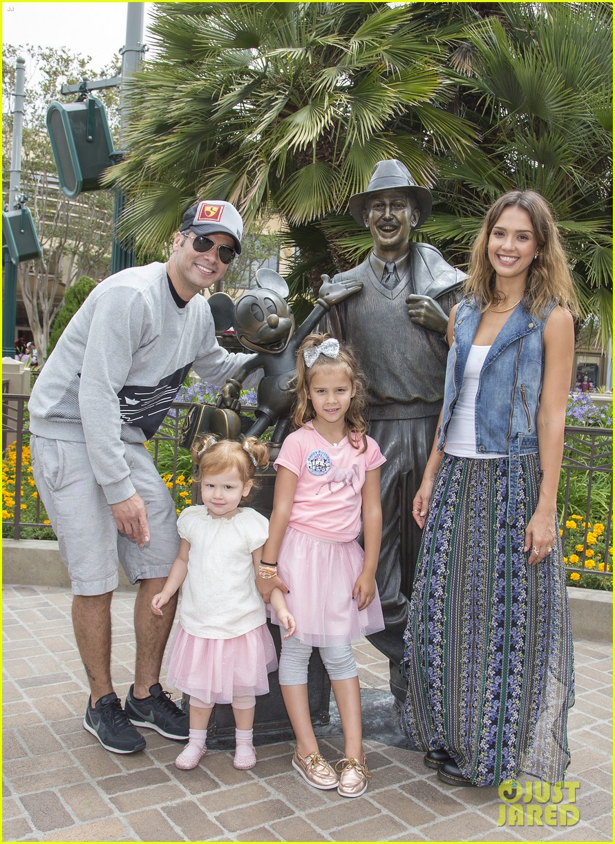 Jessica Alba Celebrates Honor's Sixth Birthday at Disneyland! Photo(00)
