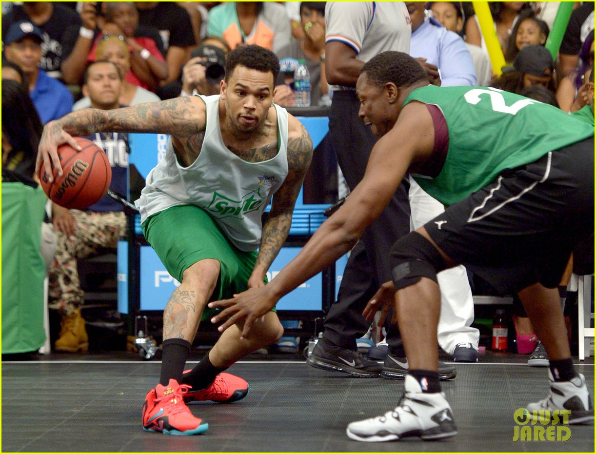 Justin Bieber Plays Against Chris Brown in Sprite's Celeb Basketball(01)