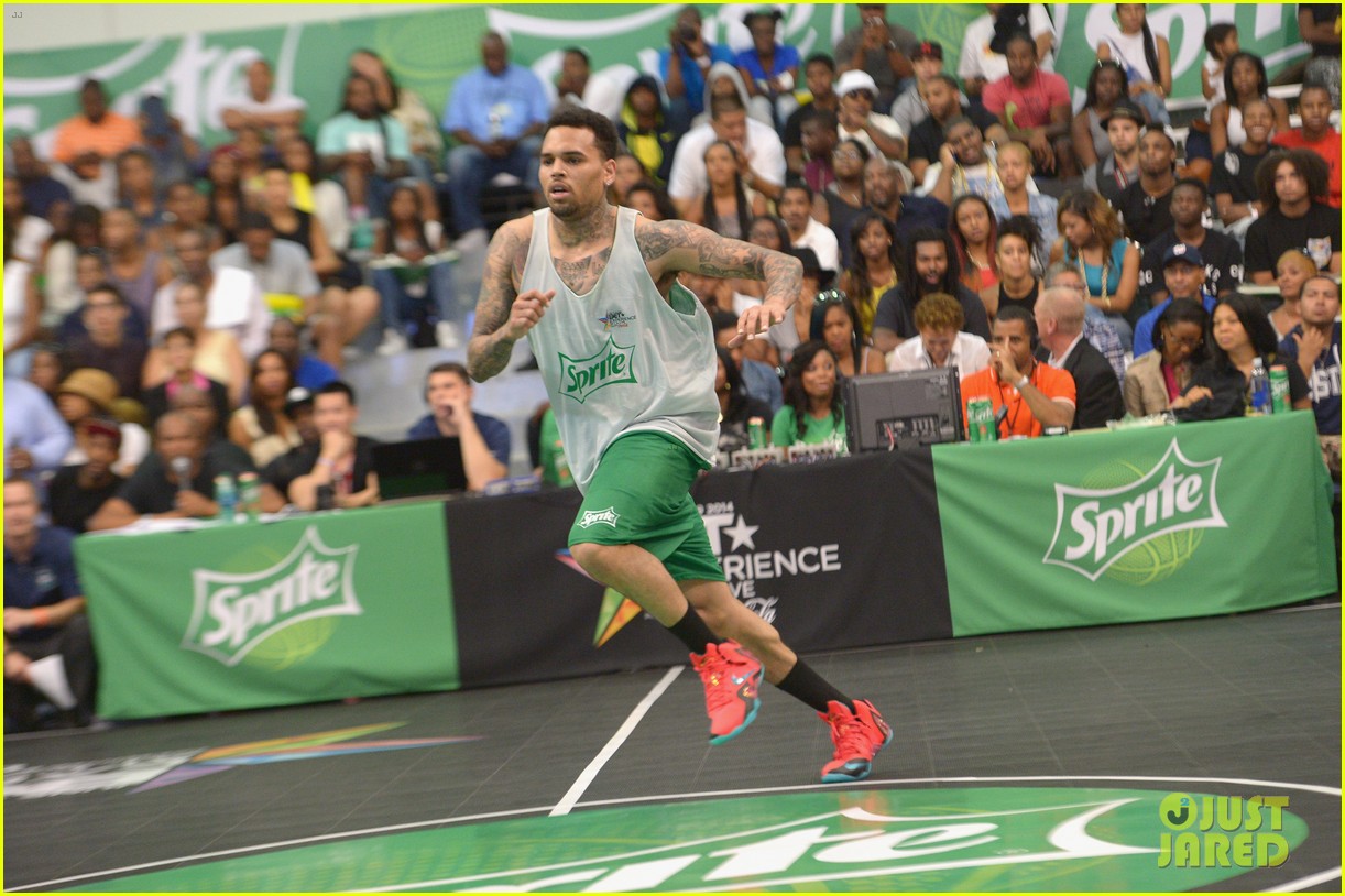 Justin Bieber Plays Against Chris Brown in Sprite's Celeb Basketball