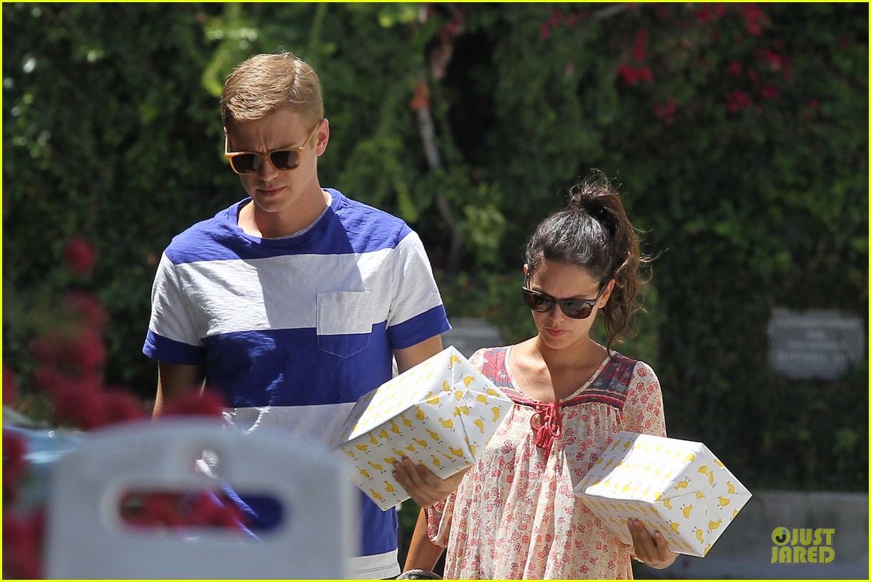 Pregnant Rachel Bilson & Hayden Christensen Make a Cute Birthday Party(02)