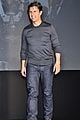 tom cruise joins edge of tomorrow director doug liman at tokyo press 03