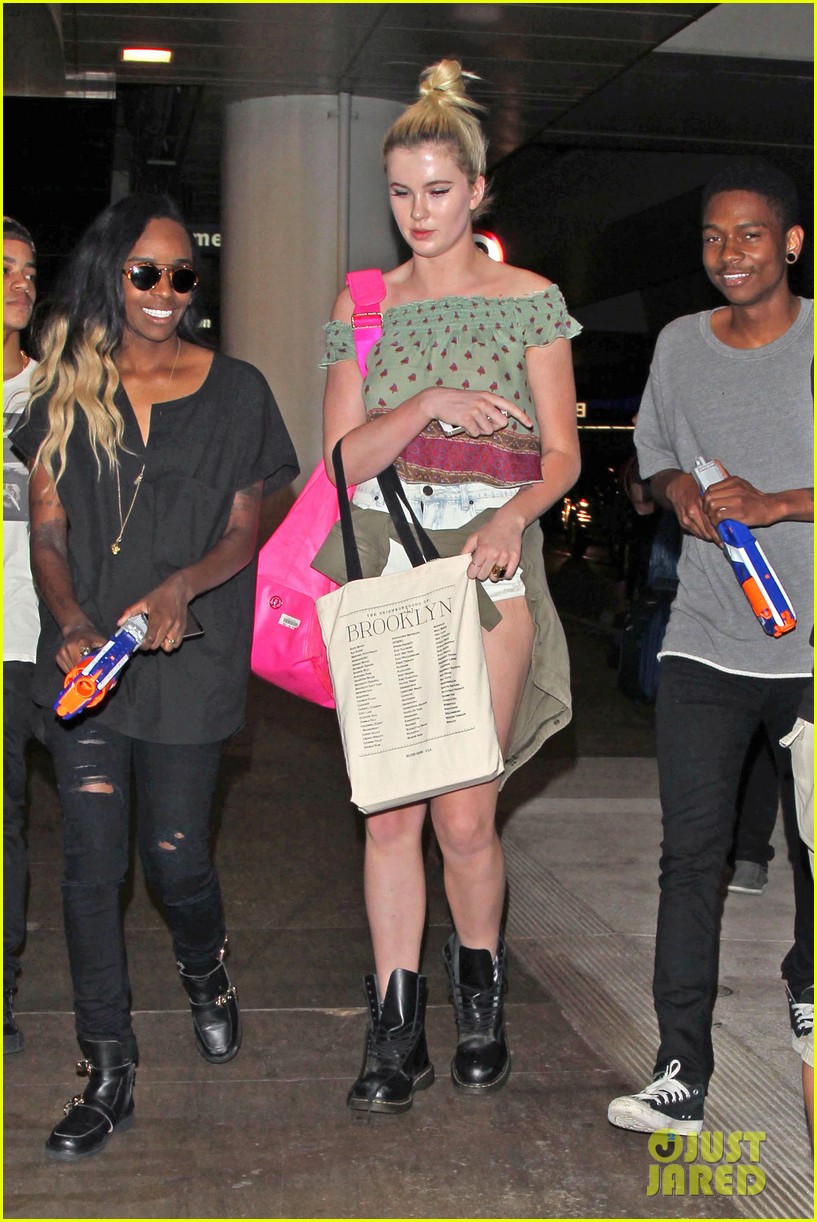 Ireland Baldwin Watches 'Dance Moms' with Pal Gigi Hadid Photo 3139122