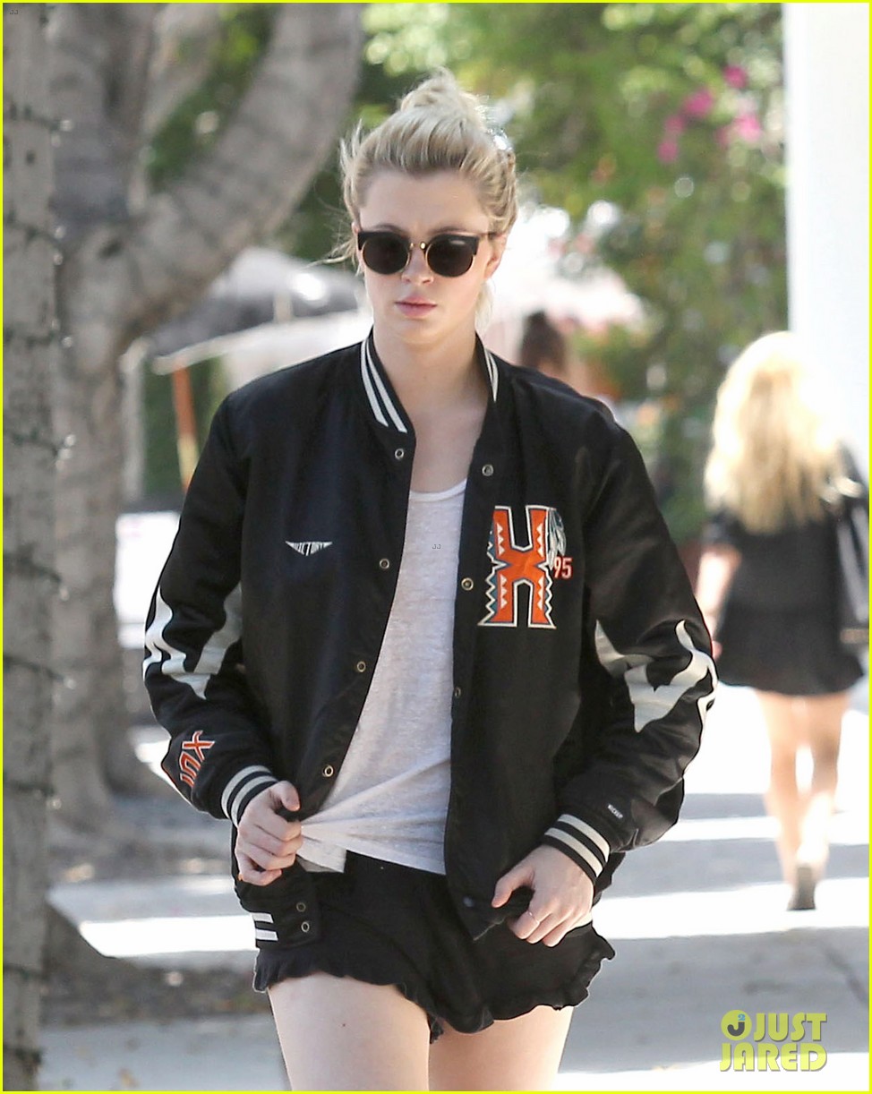 Ireland Baldwin Used to Live on Cups of Noodles & Bagels! Photo