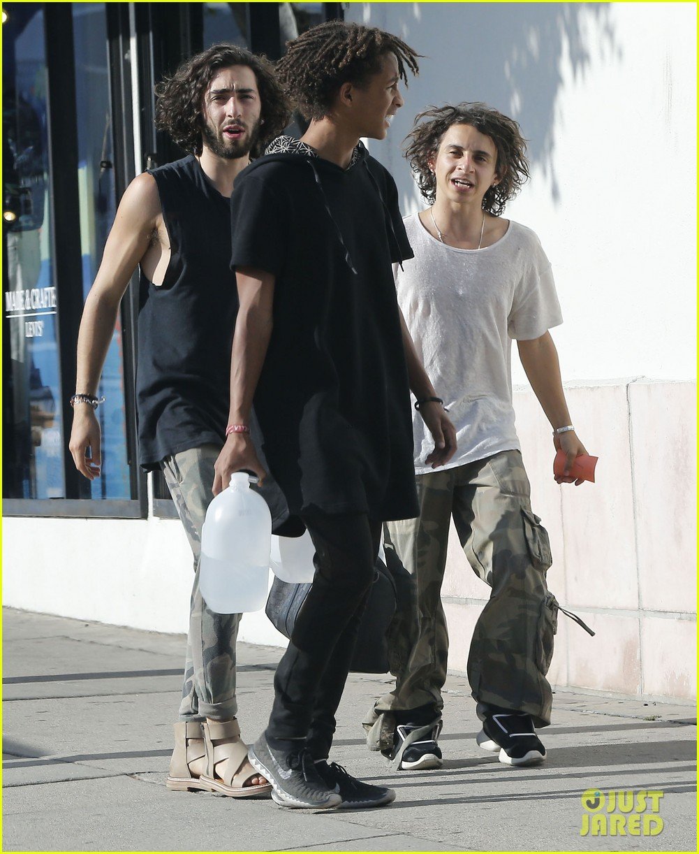 Jaden Smith Carries Gallon of Water While Shopping with Pals! jaden smith g...