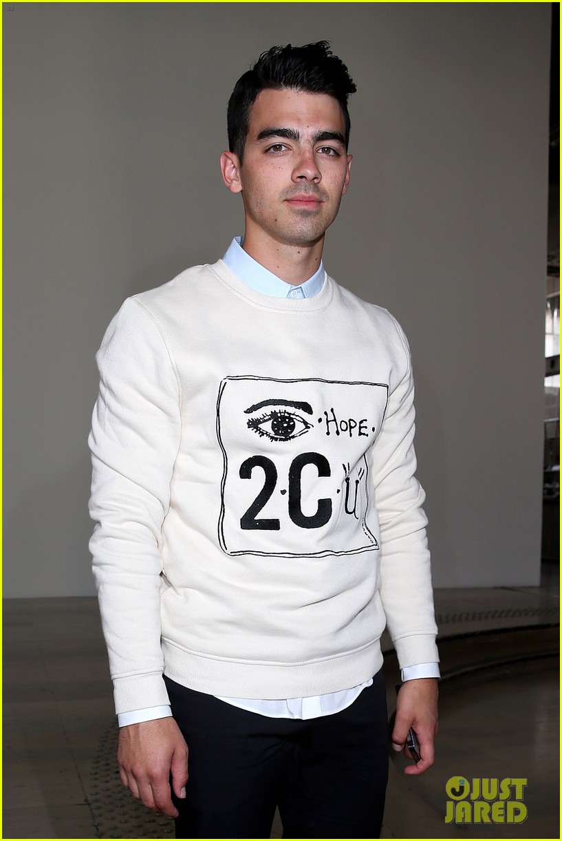 Joe Jonas Flies Out of Milan & Hits Up Paris Fashion Week! Photo