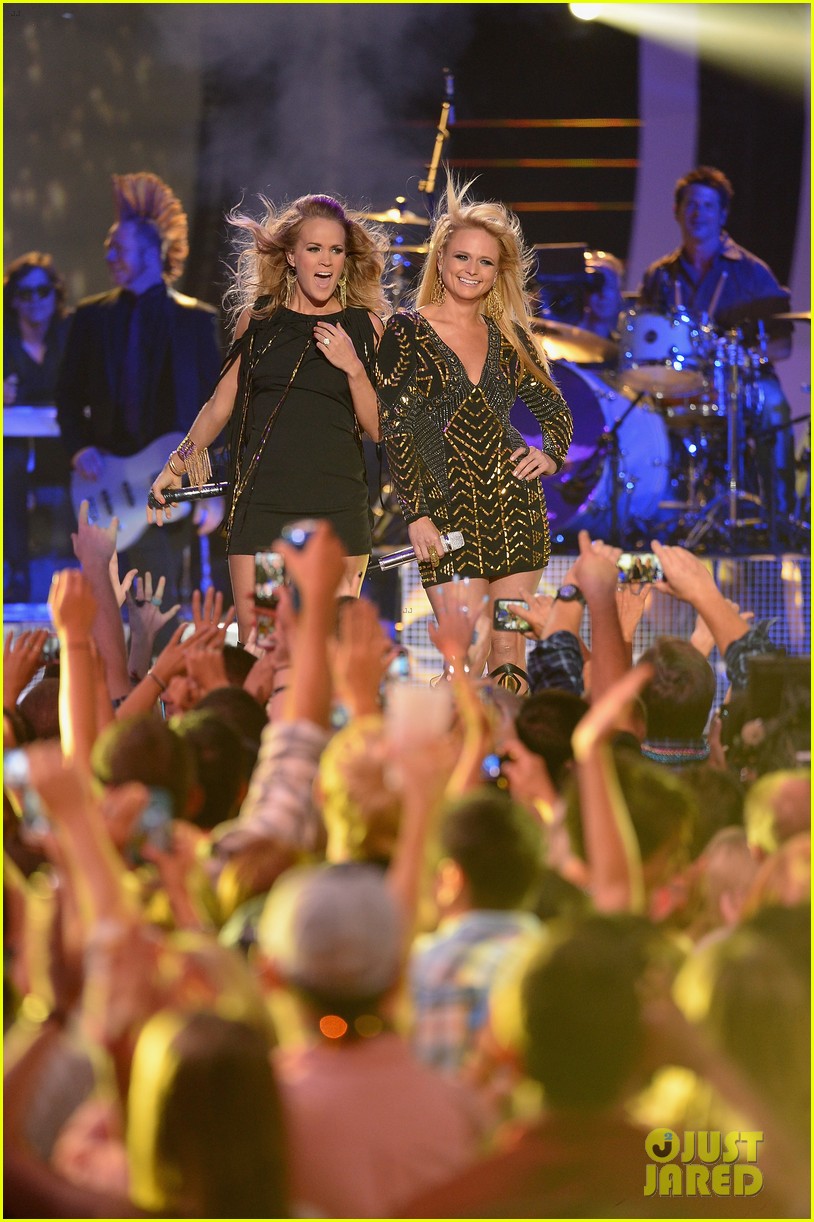 Miranda Lambert & Carrie Underwood Rock Out at CMT Music Awards 2014(02)