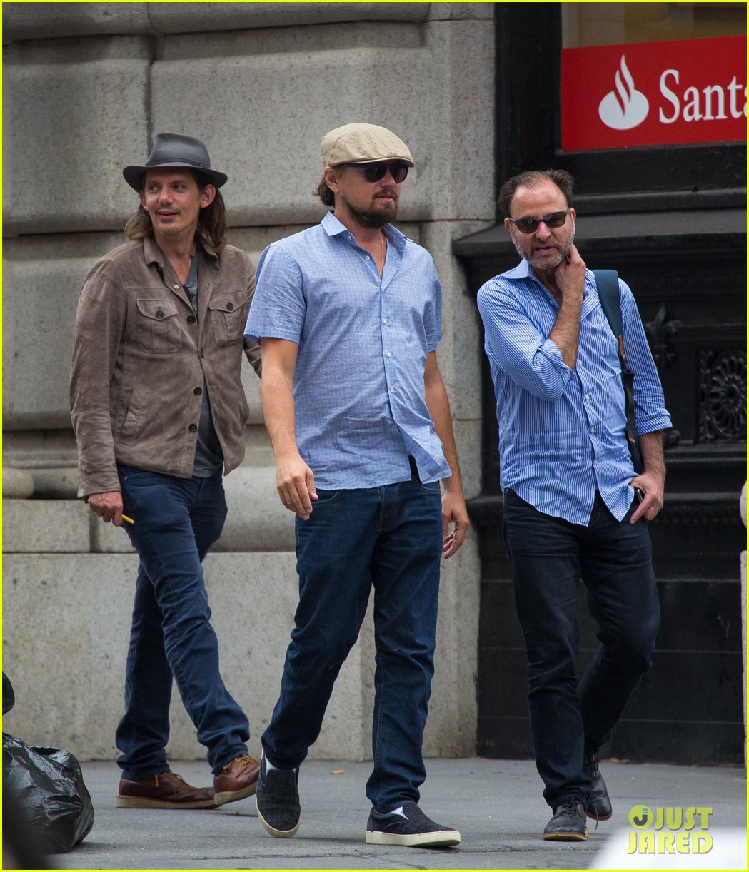 Leonardo DiCaprio Hangs With Friends After Lunch in NYC Photo 3132509