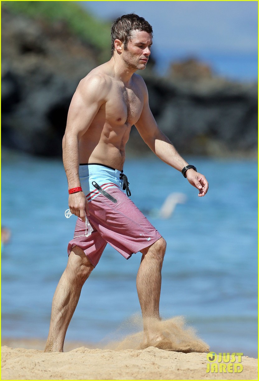 shirtless james marsden shows ripped body in hawaii 083131779. 