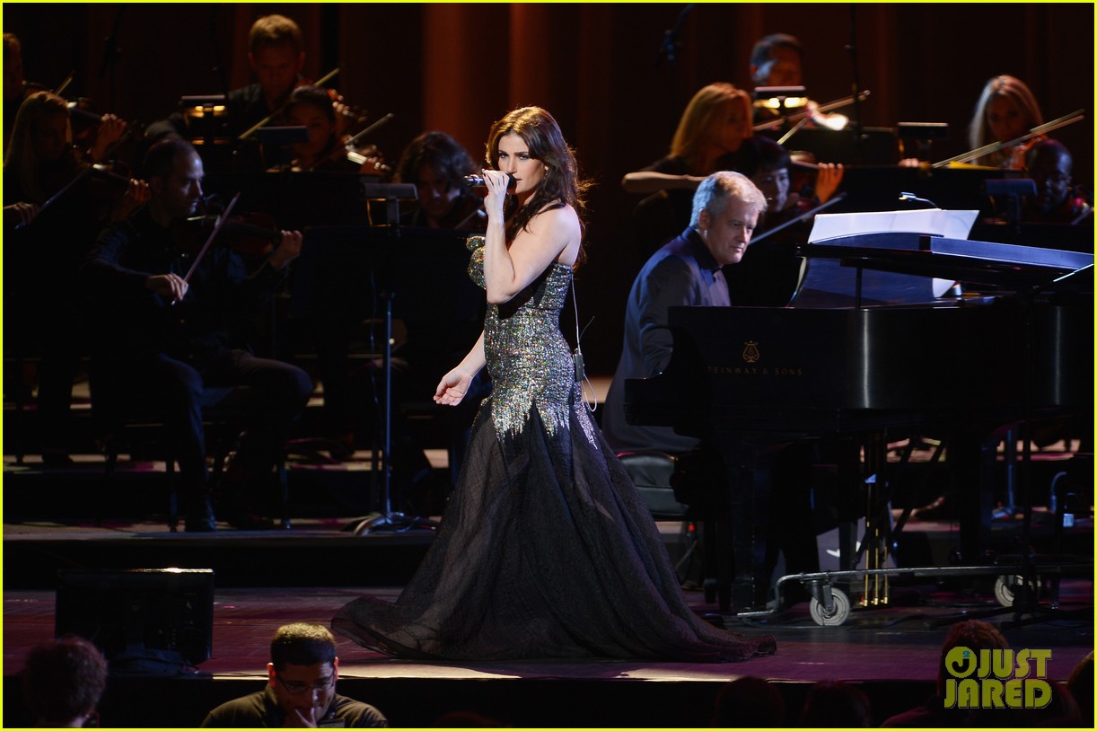 Idina Menzel Blows the Roof Off Radio City at Sold Out Concert! Photo