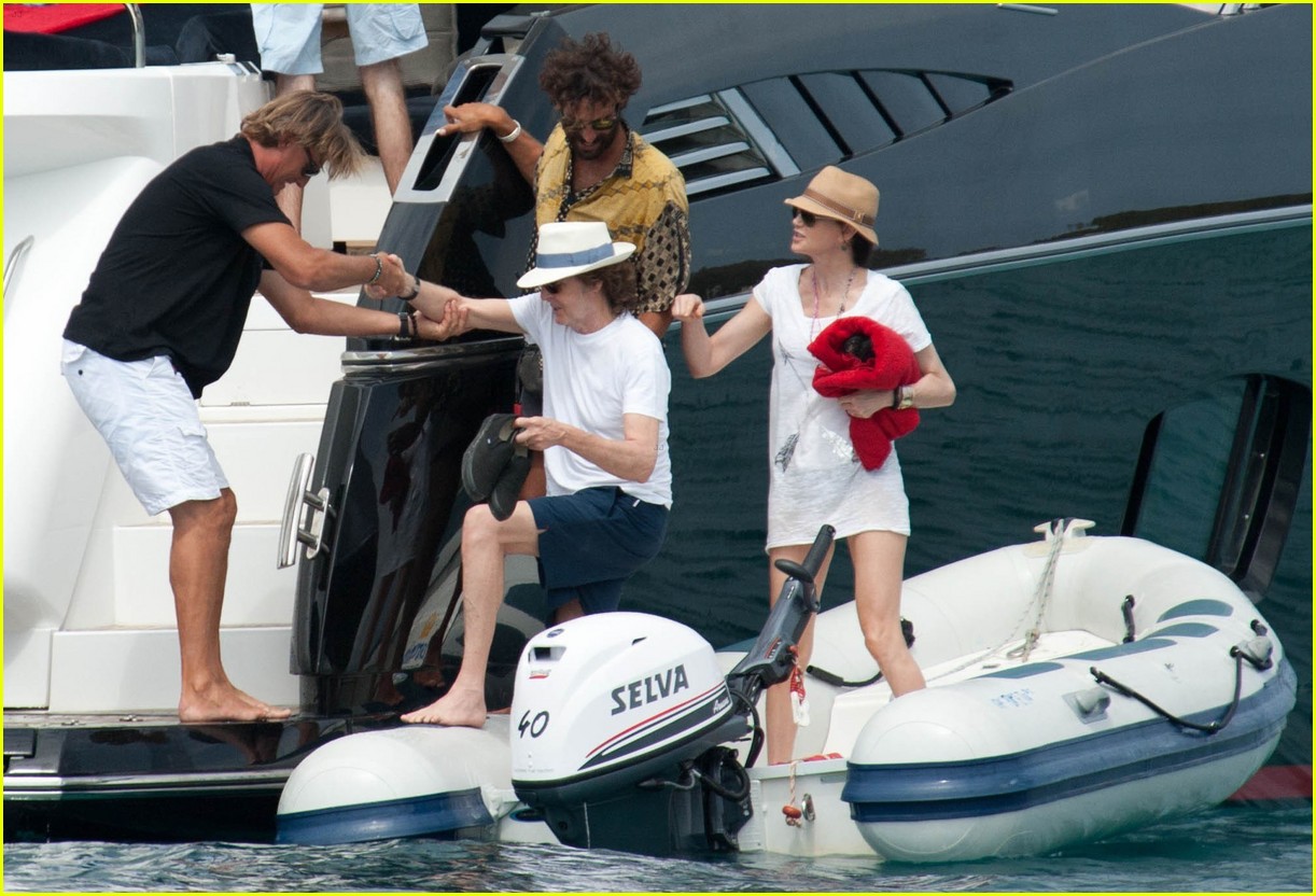 photo-paul-mccartney-resting-up-showing-his-strength-after-illness-14