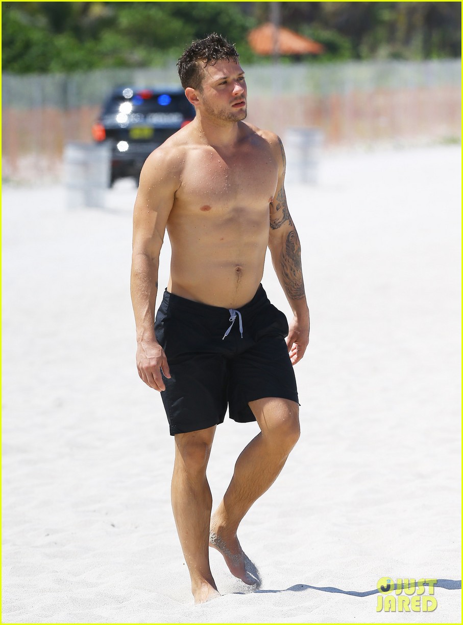 Ryan Phillippe Goes Shirtless & He's in His Best Shape Ever! Photo