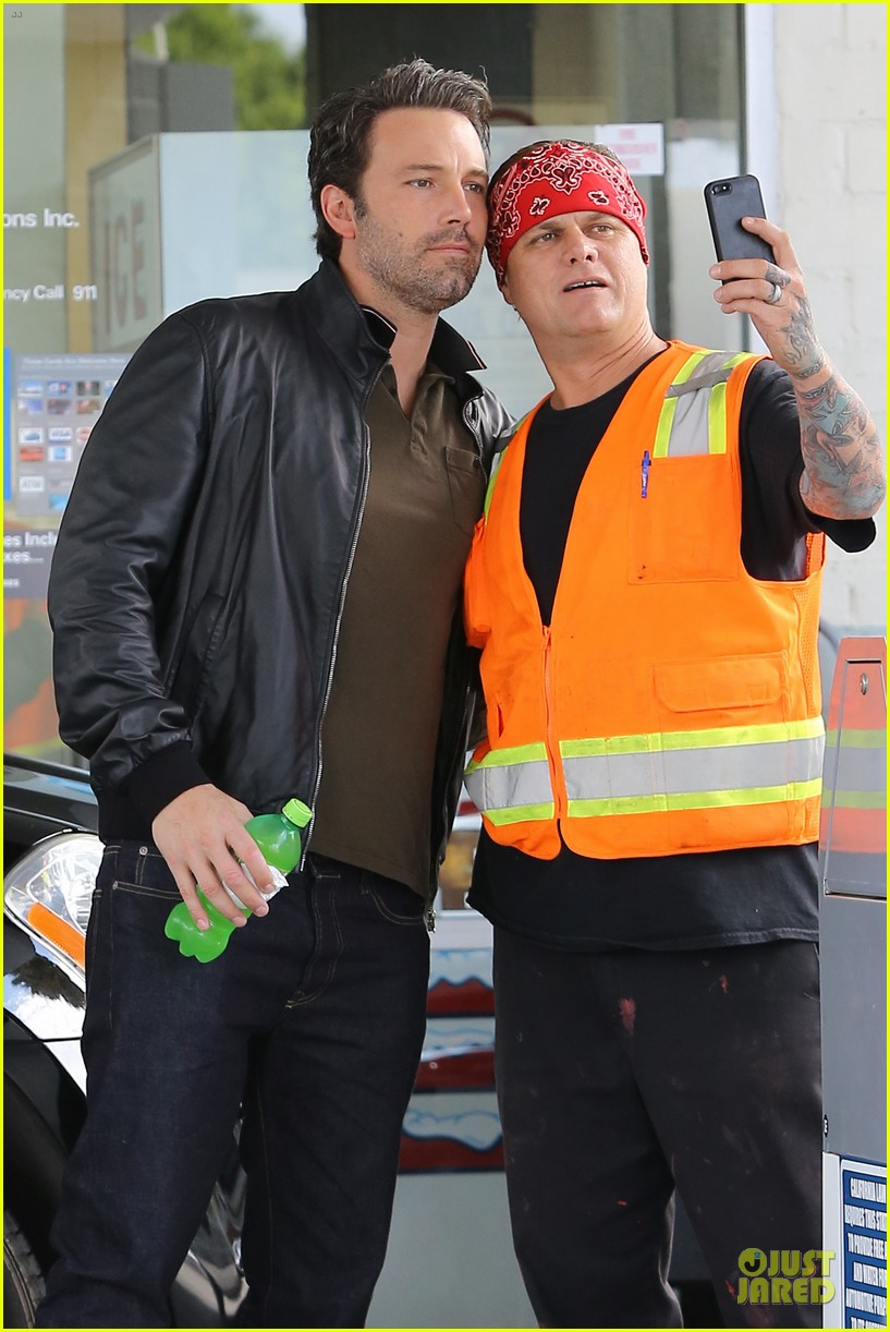 Ben Affleck Fuels Up, Jennifer Garner Jets Out of LAX Airport: Photo