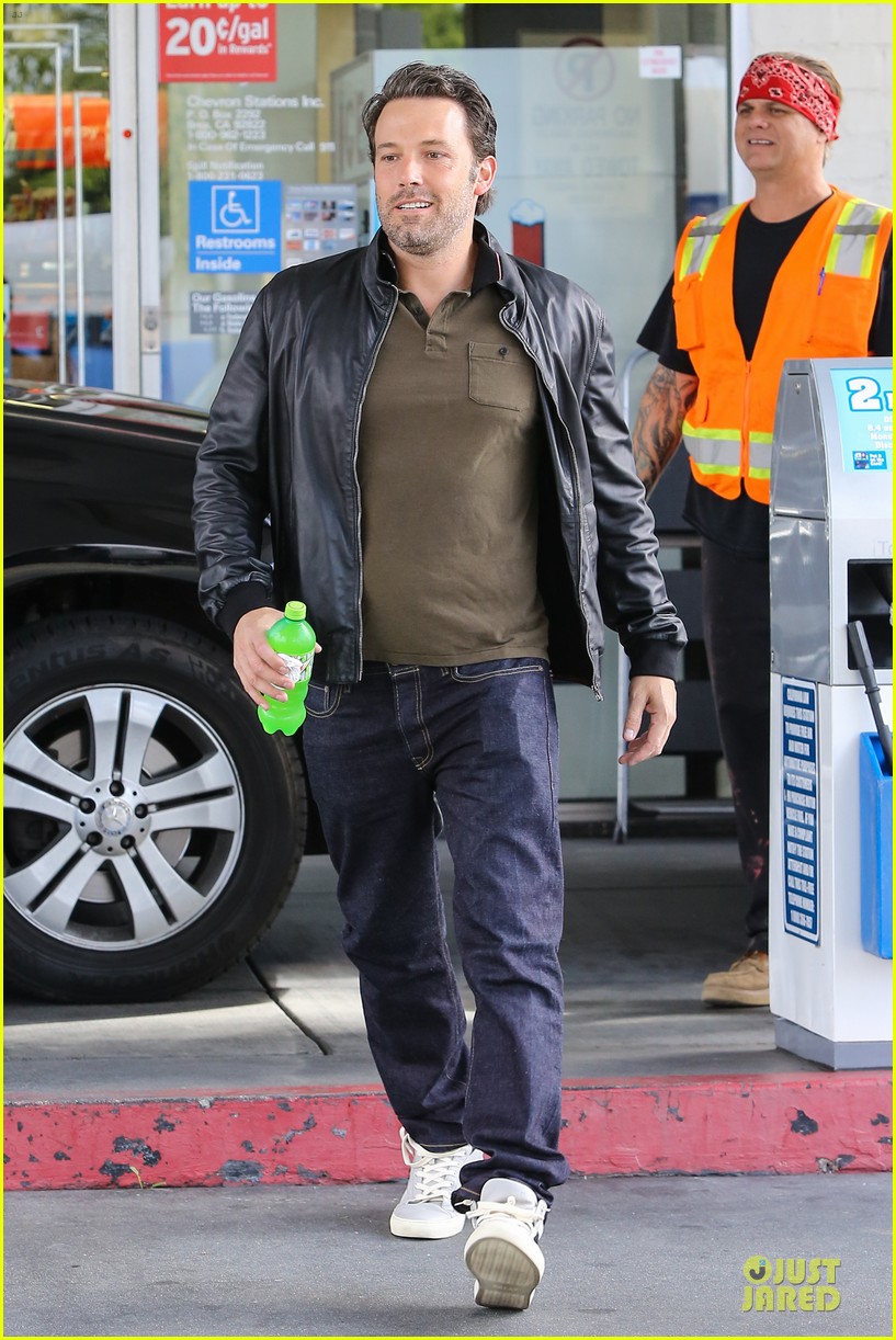 Ben Affleck Fuels Up, Jennifer Garner Jets Out of LAX Airport: Photo