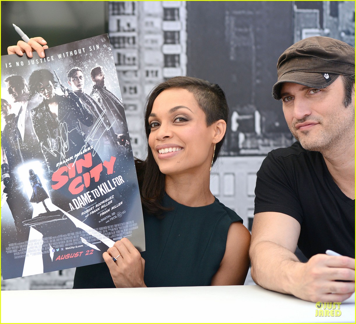 Jessica Alba & Rosario Dawson Heat Up at Comic-Con Autograph Signing