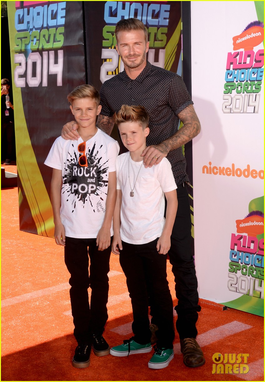 David Beckham & His Sons Get Drenched with Golden Slime at Kids' Choice(02)