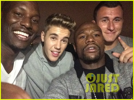 Justin Bieber Looks Totally Naked in Selfie Before Cops Called to Noisy