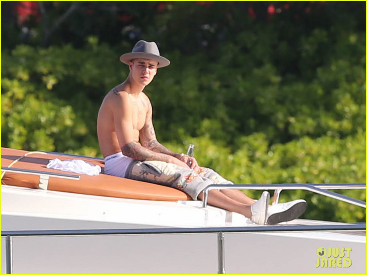 does justin bieber own a yacht