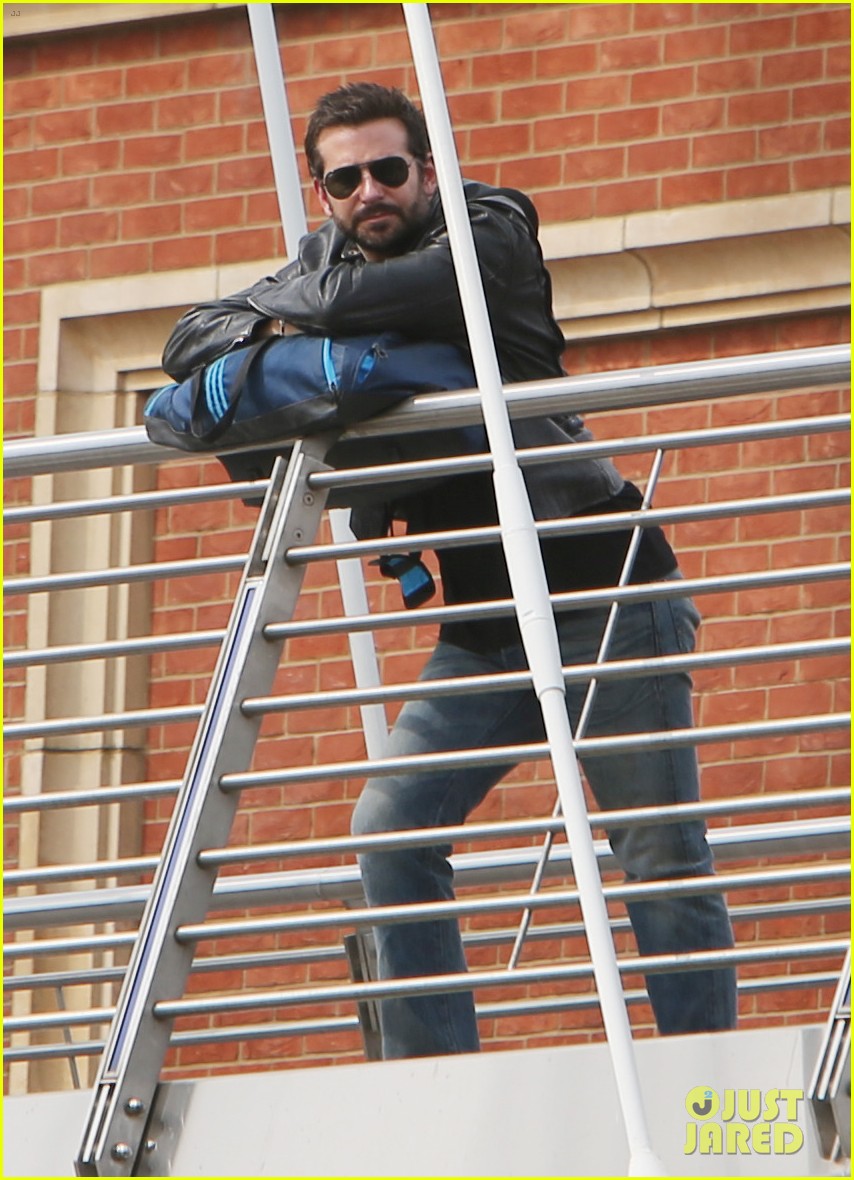 Bradley Cooper Flipped Burgers at Burger King This Week Photo 3168225 Bradley Cooper Photos