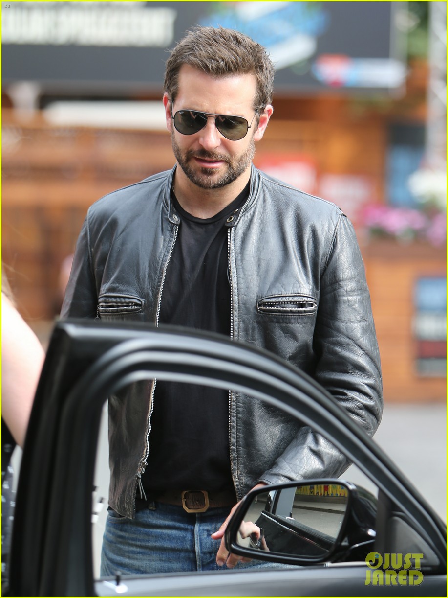 Bradley Cooper Flipped Burgers at Burger King This Week Photo 3168238