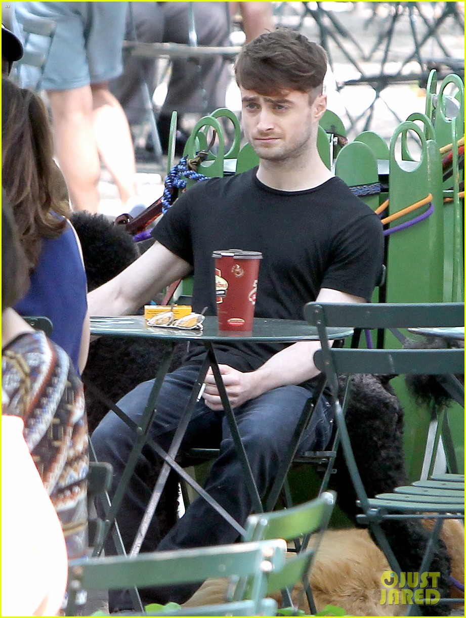 Photo daniel radcliffe dog walker trainwreck nyc set 15 Photo