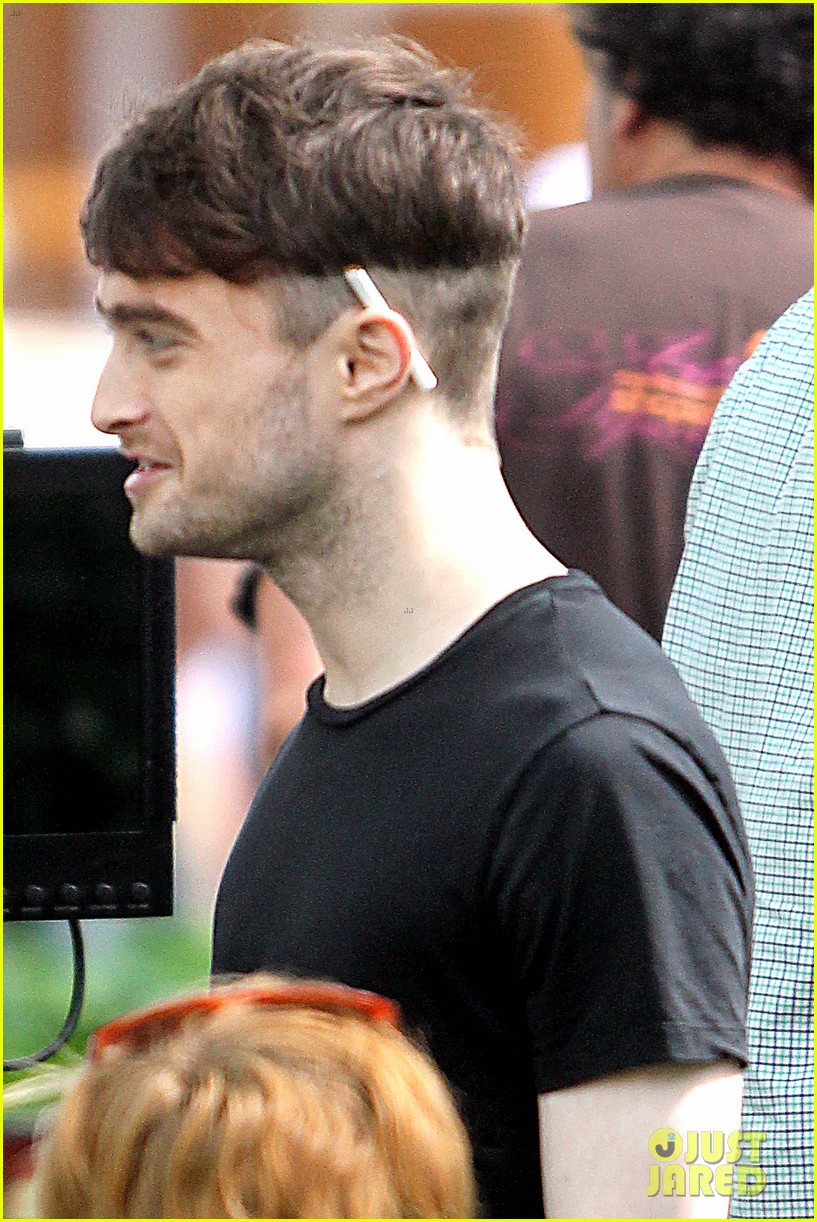 Photo daniel radcliffe dog walker trainwreck nyc set 16 Photo