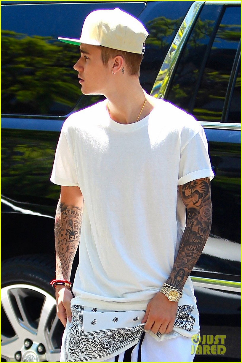 Did Justin Bieber Skip Lines at Disneyland in a Wheelchair? Photo