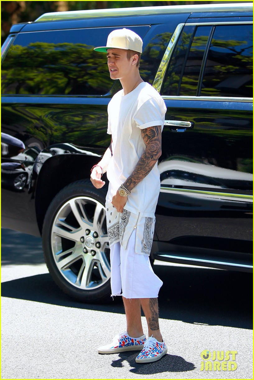 Did Justin Bieber Skip Lines at Disneyland in a Wheelchair? Photo